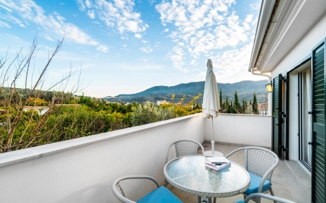 Terraza privada en el dormitorio principal en el primer piso